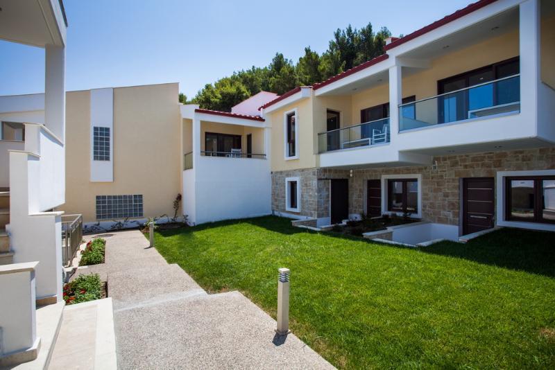 Elpiniki Luxury Apartments Неа Потидея Екстериор снимка